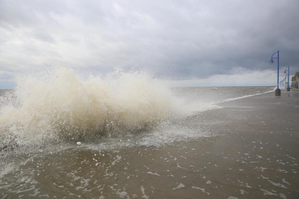 2020年9月15日，受颶風(fēng)“薩莉”影響，美國(guó)路易斯安那州新奧爾良的龐恰特雷恩湖巨浪拍岸。新華社發(fā)（魏蘭攝）