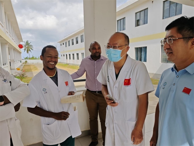 中桑醫(yī)護(hù)人員合作愉快。中國援桑醫(yī)療隊(duì) 供圖