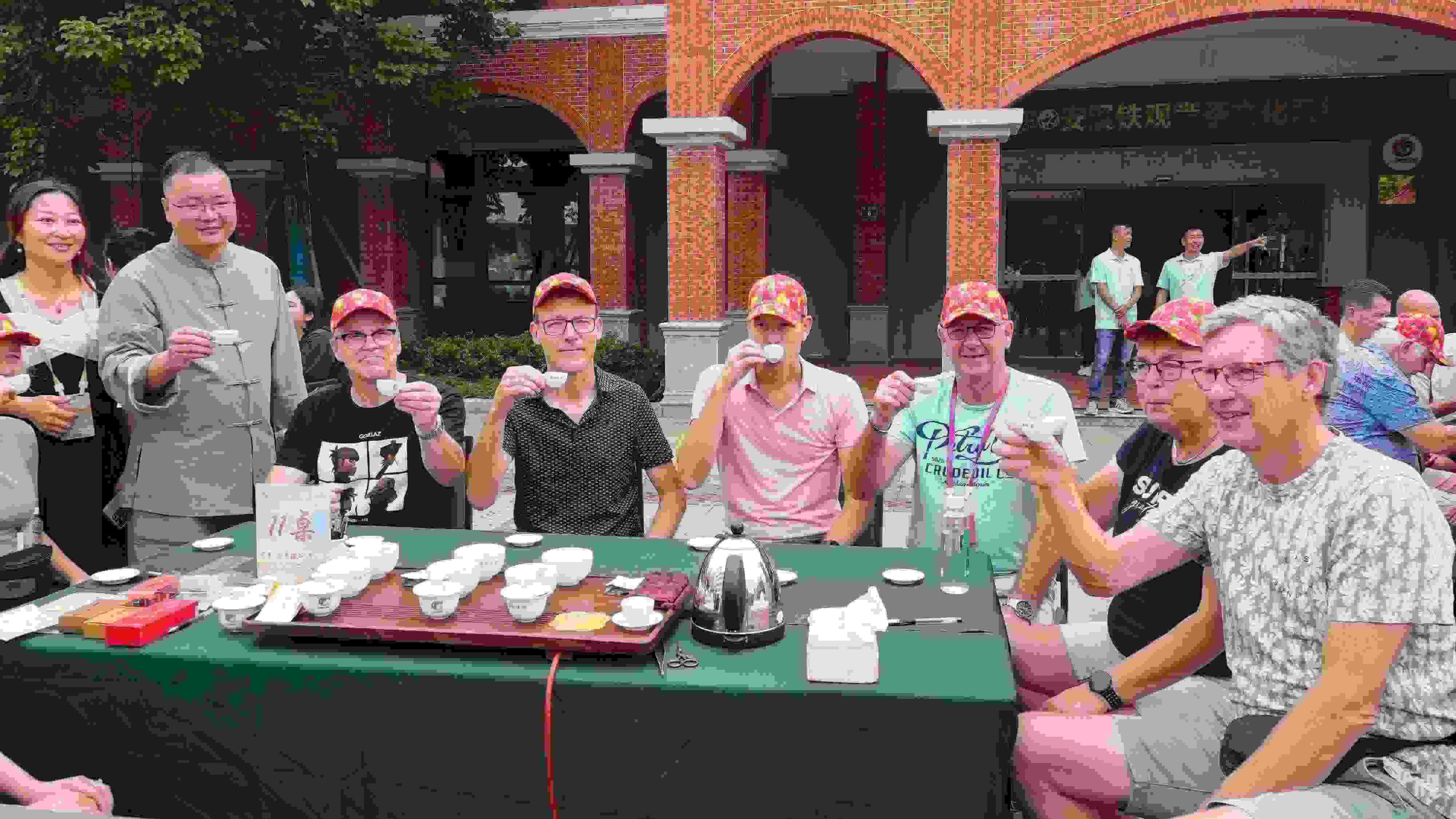 2023年10月4日，福建泉州，外國人品中國茶。