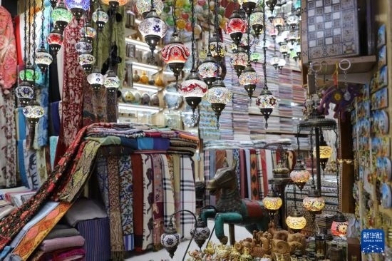 這是10月8日在阿曼首都馬斯喀特的穆特拉市集拍攝的一家店鋪。新華社記者 汪強(qiáng) 攝