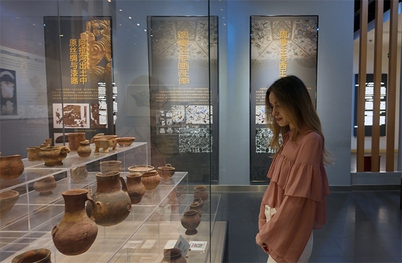 麗娜在吐魯番博物館參觀。劉妍希攝