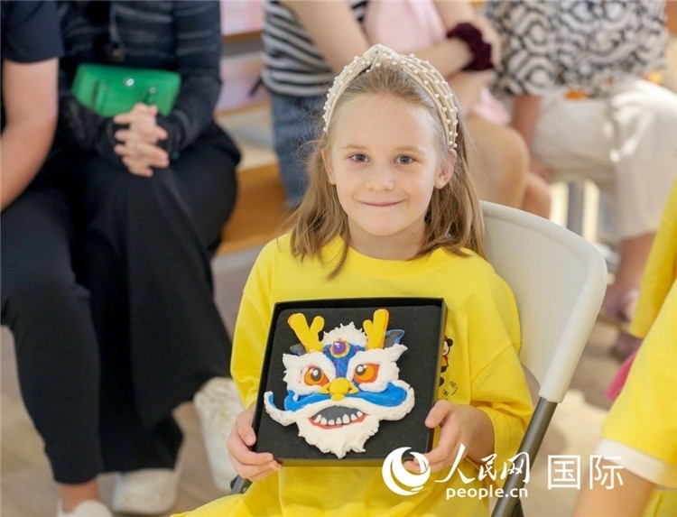 一名中文愛(ài)好者手捧生肖畫。人民網(wǎng)中東中心分社塔里克·易卜拉欣攝