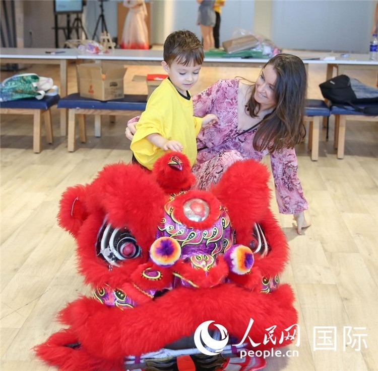 一名兒童在感受舞獅。人民網(wǎng)中東中心分社塔里克·易卜拉欣攝