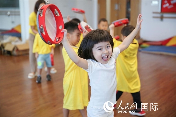 一名華裔兒童在參加音樂(lè)課程。人民網(wǎng)中東中心分社塔里克·易卜拉欣攝