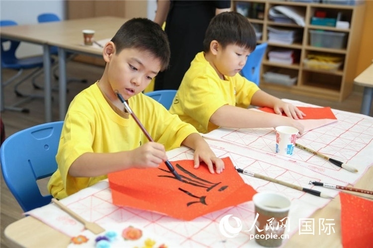 書法課。人民網(wǎng)中東中心分社塔里克·易卜拉欣攝