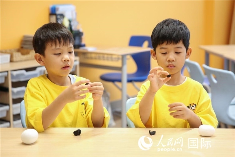 做手工。人民網(wǎng)中東中心分社塔里克·易卜拉欣攝