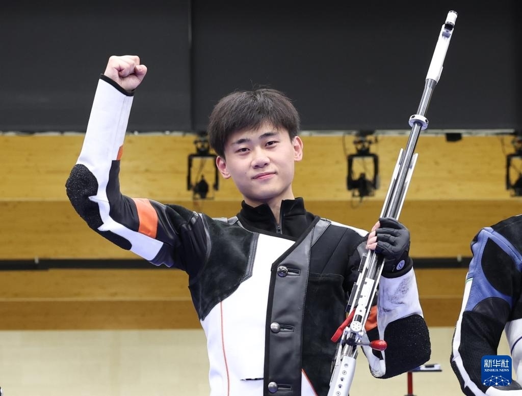 8月1日，在法國沙托魯舉行的巴黎奧運會射擊男子50米步槍三姿決賽中，中國選手劉宇坤奪得冠軍。圖為劉宇坤在奪冠后慶祝。新華社記者 張帆 攝