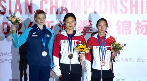 女子速度項(xiàng)目蒙世雪（中）奪冠，周婭菲（右）獲季軍。主辦方供圖