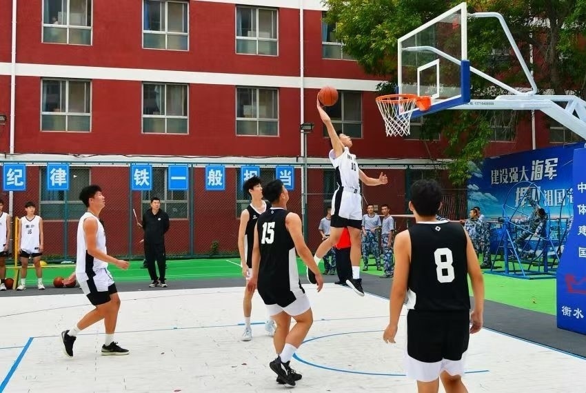 全天候室外運(yùn)動(dòng)木地板籃球場(chǎng)上精彩激烈的籃球賽。 主辦方供圖