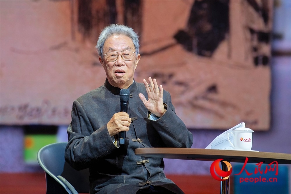 王蒙以《與時(shí)代同行 與人民同心》為題演講。人民網(wǎng)記者 翁奇羽攝