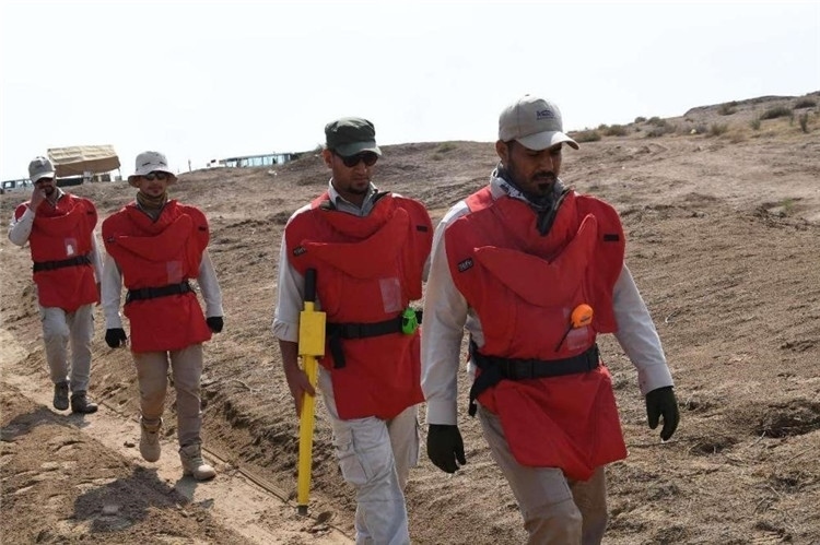 工作人員前往排雷。中國海油供圖