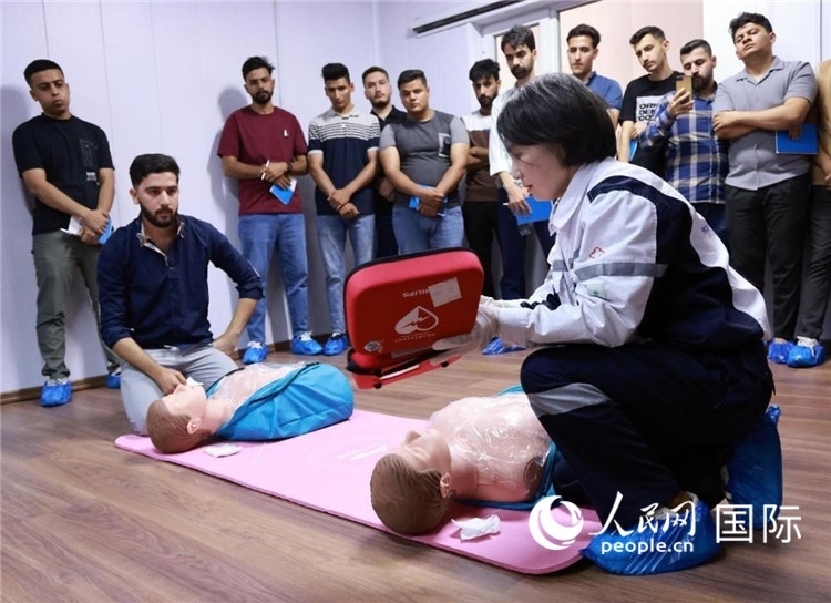 新進(jìn)油田工作的伊拉克大學(xué)生在接受急救培訓(xùn)。人民網(wǎng)記者管克江攝