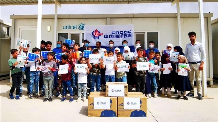 慰問當(dāng)?shù)貙W(xué)校。中國海油供圖