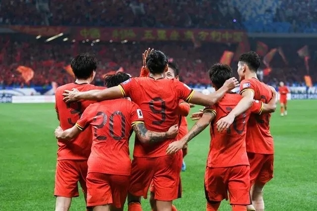 10月15日晚，張玉寧（9號）進(jìn)球后與隊友擁抱慶祝。新華社記者 李紫恒攝