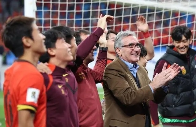 10月15日晚，國足主教練伊萬科維奇（前右）賽后向觀眾致意。新華社記者 胡星宇攝