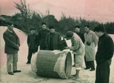 谷文昌（左一）與工程技術(shù)人員解決地下水供給（資料照片）。谷文昌帶領(lǐng)群眾修建了22座水庫和705處永久性水利工程，緩解了東山縣水資源極度缺乏的難題。
