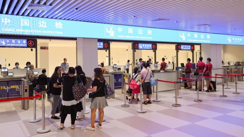 2023年7月26日，旅客在三亞鳳凰國際機場國際航站樓有序通關(guān)。三亞鳳凰國際機場國際航站樓改擴建項目主體工程已于2023年7月1日完工并投入使用，該項目是海南自貿(mào)港首個主體工程完工并投入使用的封關(guān)運作項目?！逗Ｄ献杂少Q(mào)易港建設(shè)總體方案》明確，海南將在2025年前適時啟動全島封關(guān)運作。