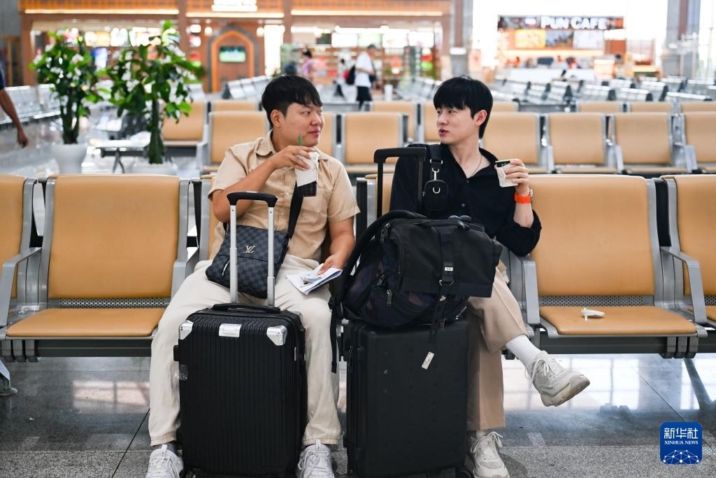 10月12日，在老撾萬象中老鐵路萬象站候車廳，兩名乘客在等候列車。新華社記者 程一恒 攝