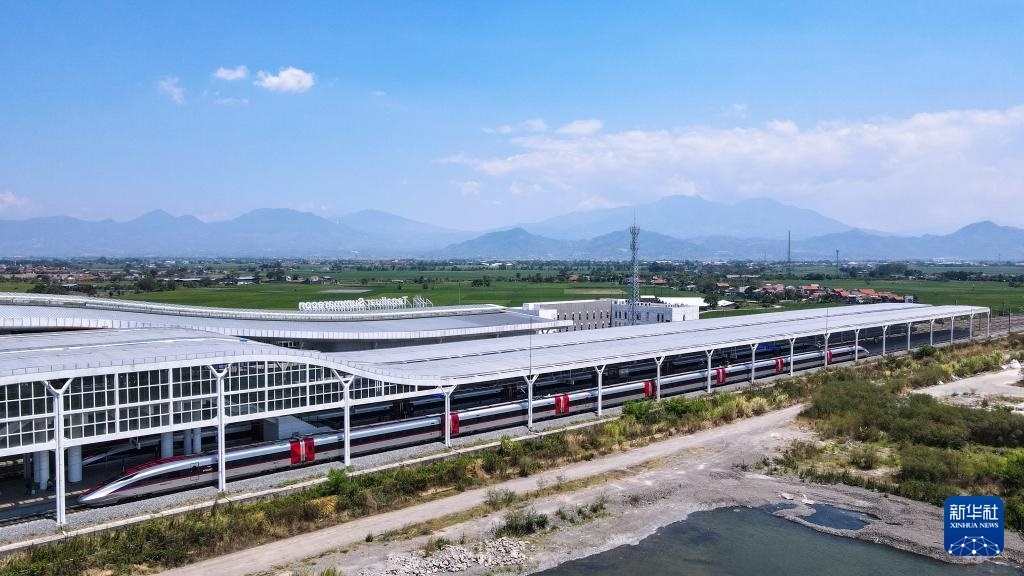 9月13日，在印度尼西亞萬隆德卡魯爾站，雅萬高鐵高速動(dòng)車組列車?？吭谡九_(tái)上（無人機(jī)照片）。新華社記者 徐欽 攝
