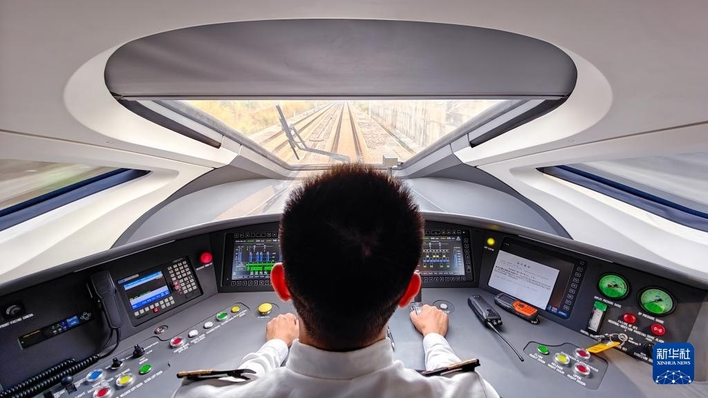 9月12日，司機(jī)駕駛高速動(dòng)車組列車行駛在雅萬高鐵上（手機(jī)照片）。新華社記者 徐欽 攝