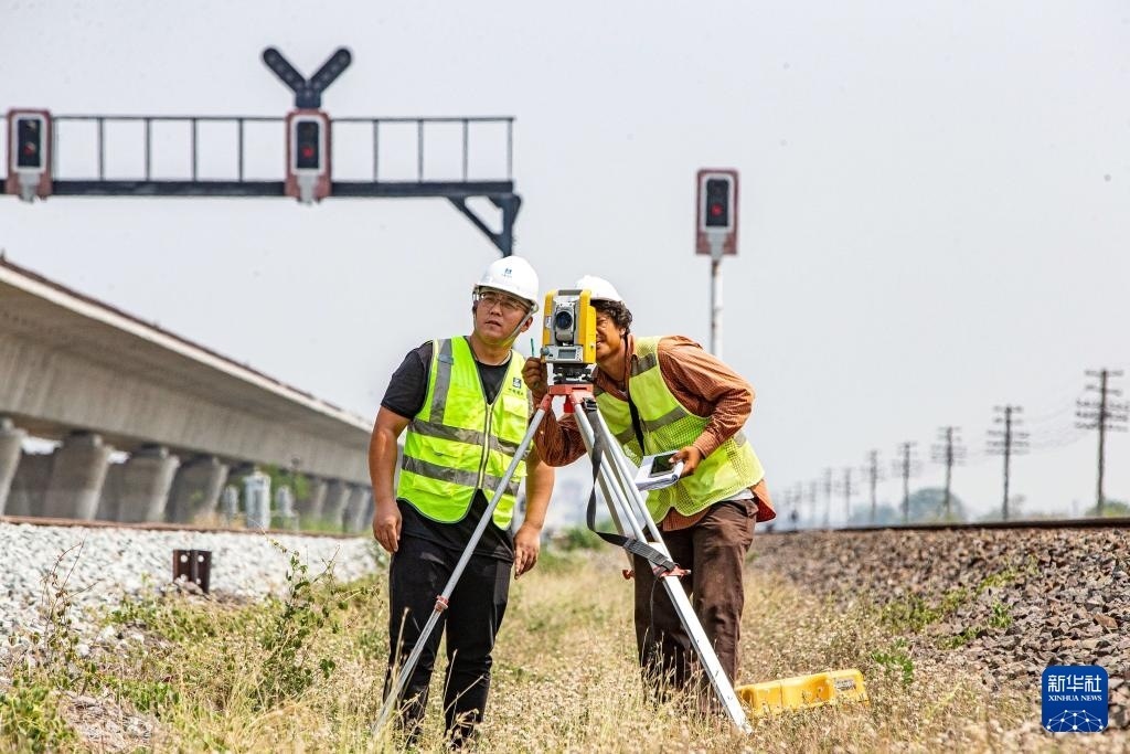 5月1日，在泰國大城府，中泰高鐵項(xiàng)目工作人員在施工現(xiàn)場(chǎng)勘查。新華社記者 王騰 攝