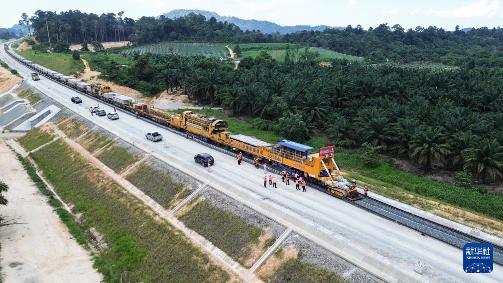 這是5月6日在馬來西亞彭亨州航拍的馬東鐵項(xiàng)目的鋪軌現(xiàn)場(chǎng)。新華社記者 程一恒 攝