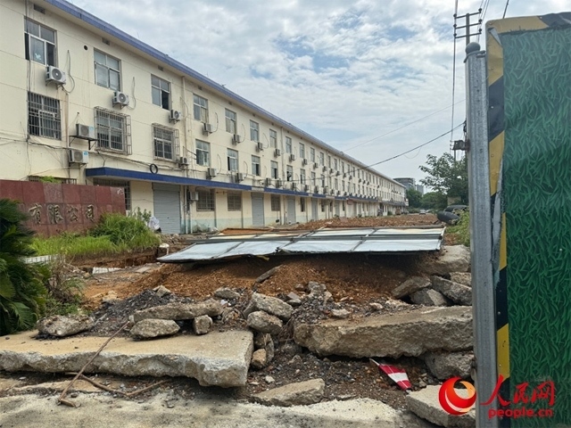 長富大道北側(cè)輔路在進(jìn)行強(qiáng)電遷改項(xiàng)目。人民網(wǎng)記者 邱燁攝