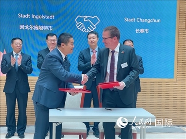 （10月16日，第十屆巴伐利亞中國(guó)日在慕尼黑舉行。圖為簽約儀式現(xiàn)場(chǎng)。人民網(wǎng)記者劉赫攝）