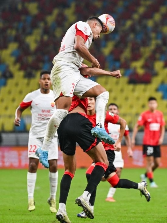 10月18日，上海海港隊(duì)球員蔣光太（上）在比賽中和成都蓉城隊(duì)球員費(fèi)利佩（下）爭頂。新華社記者 王曦 攝