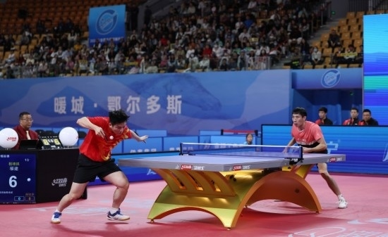 10月18日，上海隊選手樊振東（左）在單打比賽中發(fā)球。他3:2戰(zhàn)勝福建隊選手程靖淇。新華社記者 王楷焱 攝