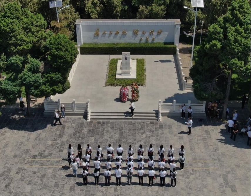 2021年6月24日，參觀者在位于河南省蘭考縣的焦裕祿紀(jì)念園瞻仰焦裕祿烈士墓（無人機(jī)照片）。新華社記者 李安 攝