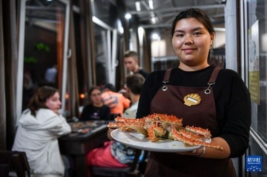 9月2日，俄羅斯符拉迪沃斯托克一家餐館的服務(wù)員在展示帝王蟹。新華社記者 曹陽 攝