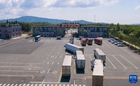 2019年6月22日，往返于中國和俄羅斯的貨車在中俄琿春口岸前排隊(duì)等待通關(guān)（無人機(jī)照片）。