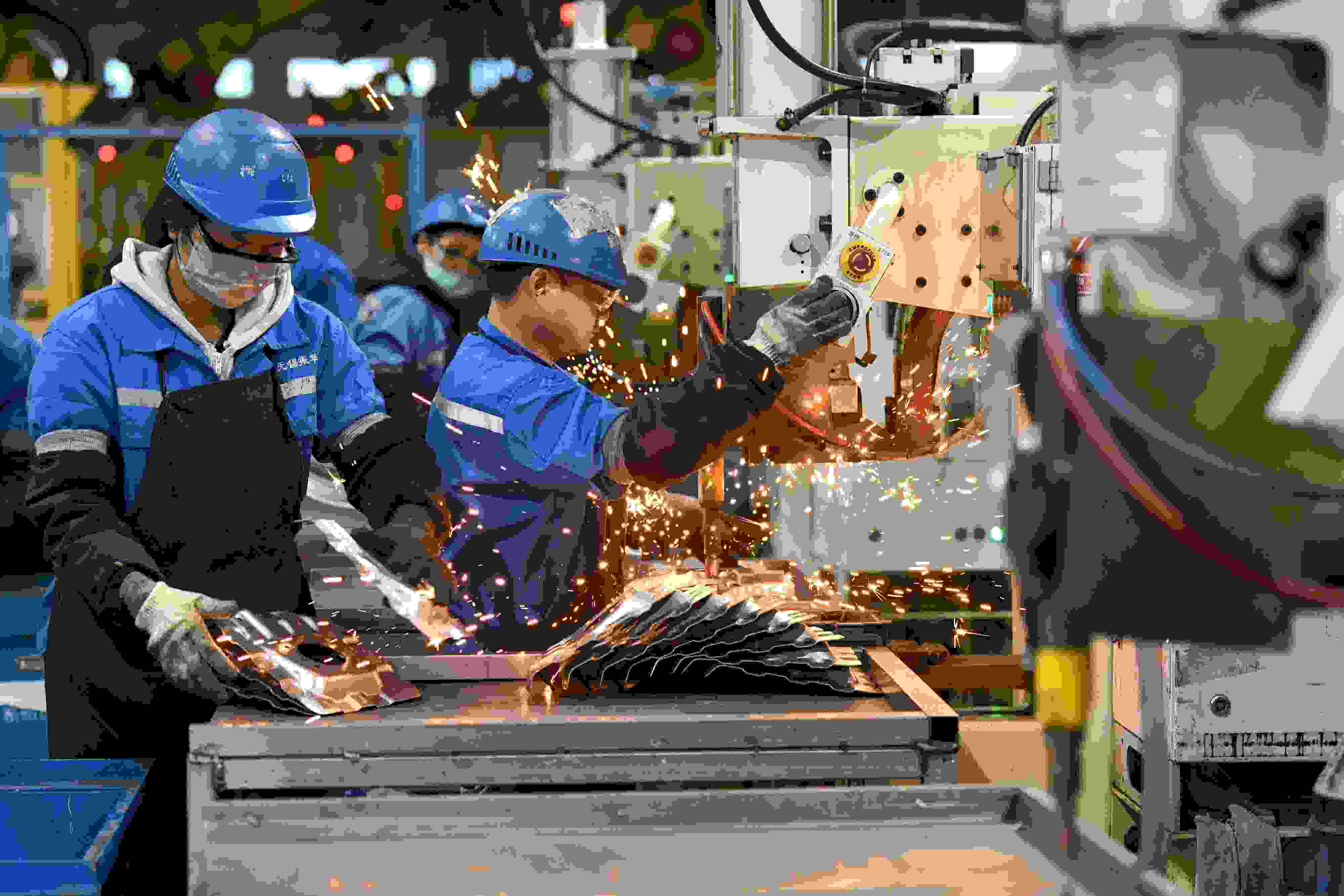 2023年2月7日，福建省寧德市蕉城區(qū)一家汽車零部件生產(chǎn)企業(yè)的生產(chǎn)線上一派繁忙景象。