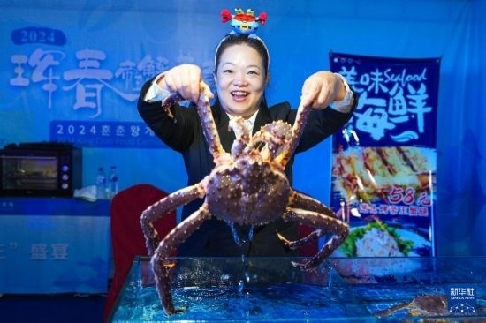 9月19日，在吉林省琿春市，商家在展示售賣的帝王蟹。新華社記者 許暢 攝