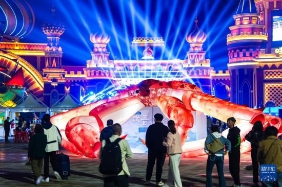 9月19日，游客在吉林省琿春市的2024琿春帝王蟹美食嘉年華現(xiàn)場游玩。新華社記者 許暢 攝