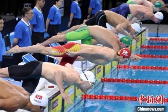 10月19日晚，2024年世界泳聯(lián)游泳世界杯上海站結束第二個比賽日的爭奪。圖為中國選手潘展樂(左三)在男子100米自由泳決賽中。 中新社記者 湯彥俊 攝