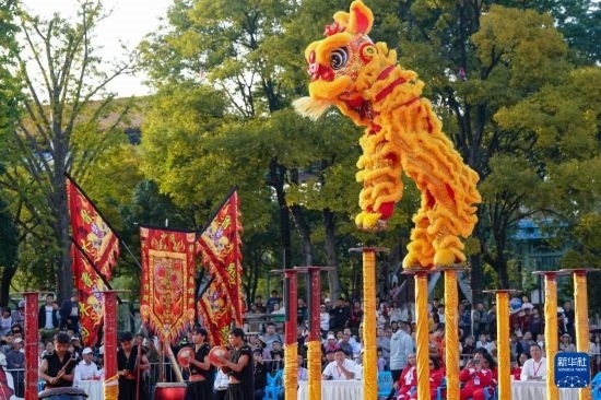 10月19日，云南魯木納龍獅藝術團隊員在南獅高樁自選套路項目中比賽，最終他們獲得該項目銅獎。