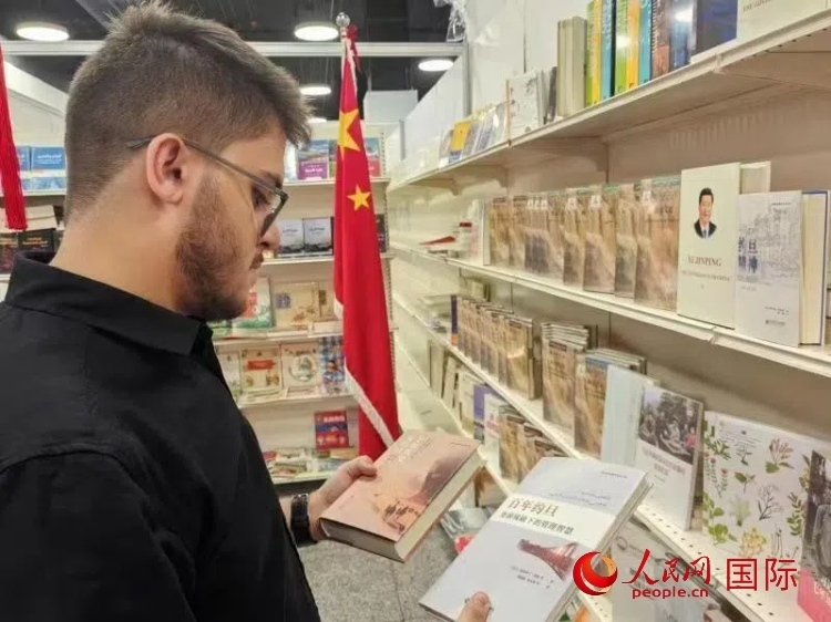 第二十三屆約旦安曼國際書展于10月10日至19日在約旦展覽中心舉行，約旦政府和民間各界人士在中國展臺翻閱圖書，熱烈交流互動，感受中華文化之美。人民網(wǎng)記者 李瀟攝