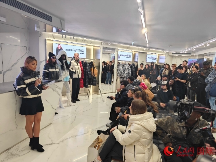 英國時(shí)尚博主分享自己的穿搭心得。人民網(wǎng)記者 邢雪攝