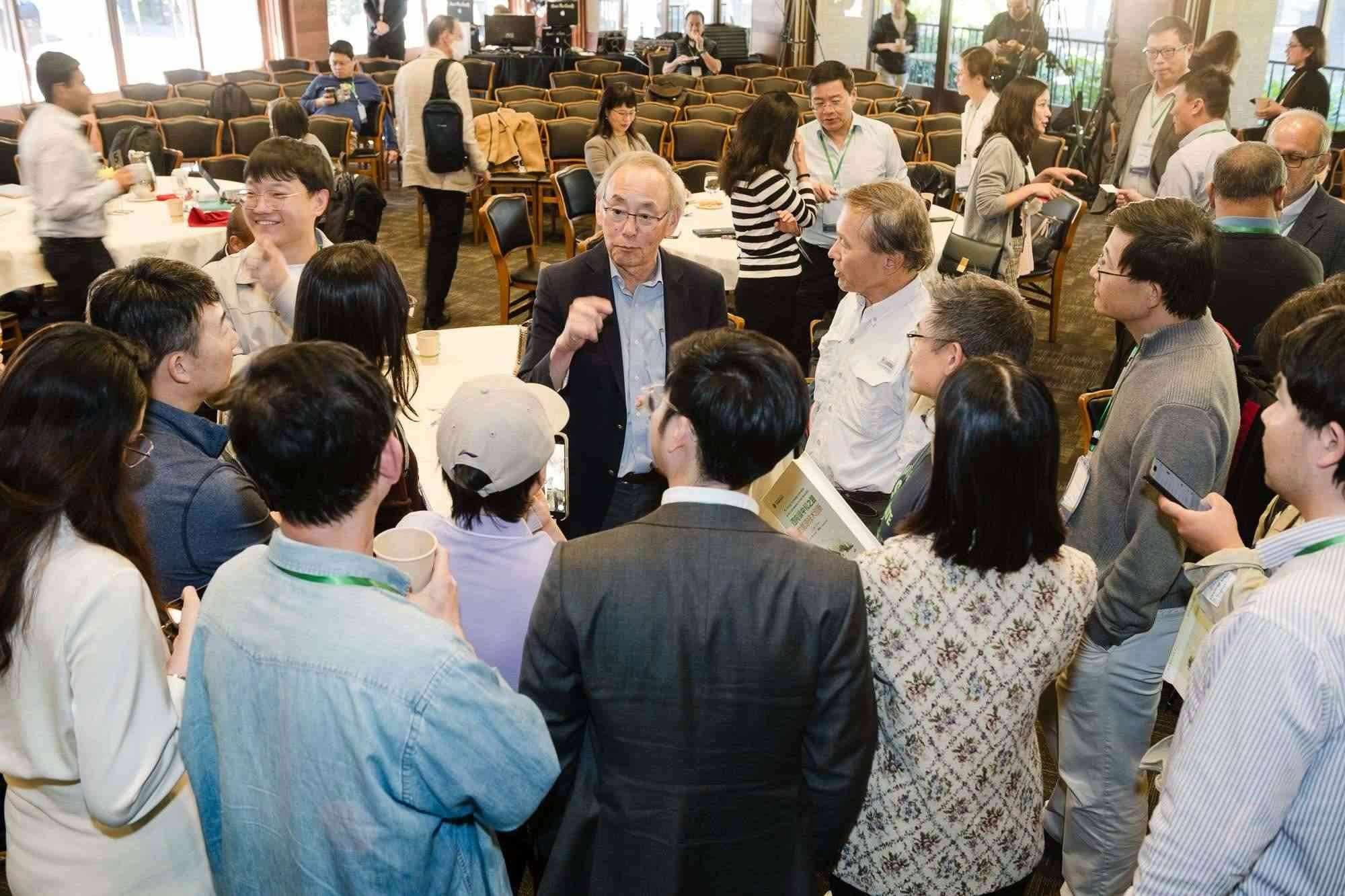 美國(guó)前能源部長(zhǎng)、諾獎(jiǎng)得主朱棣文教授在會(huì)場(chǎng)與參會(huì)者交流。馮超攝