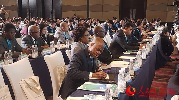 與會(huì)來賓在認(rèn)真記錄。人民網(wǎng)記者 萬宇攝