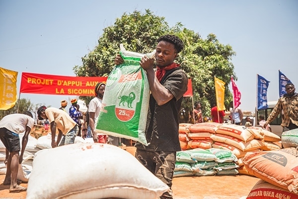 村民們興高采烈地把種子和化肥搬回家。中鐵資源供圖