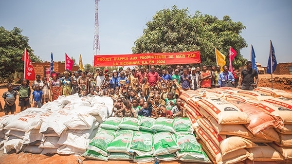 華剛礦業(yè)向當(dāng)?shù)鼐栀浄N子化肥儀式現(xiàn)場。中鐵資源供圖