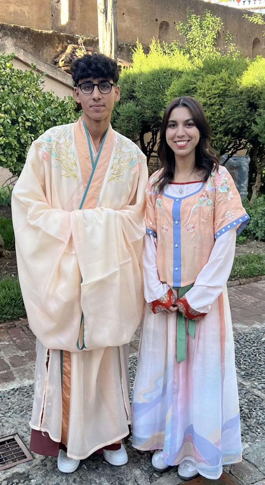 兩位青年試穿中國(guó)古代服裝。拉巴特中國(guó)文化中心供圖