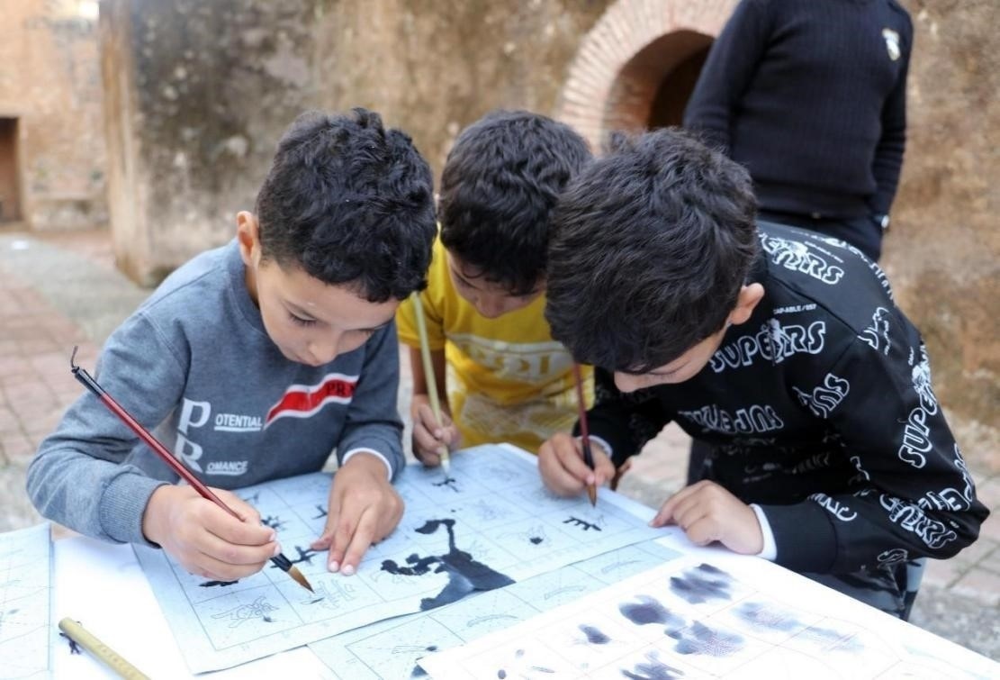 一起學(xué)書(shū)法。拉巴特中國(guó)文化中心供圖