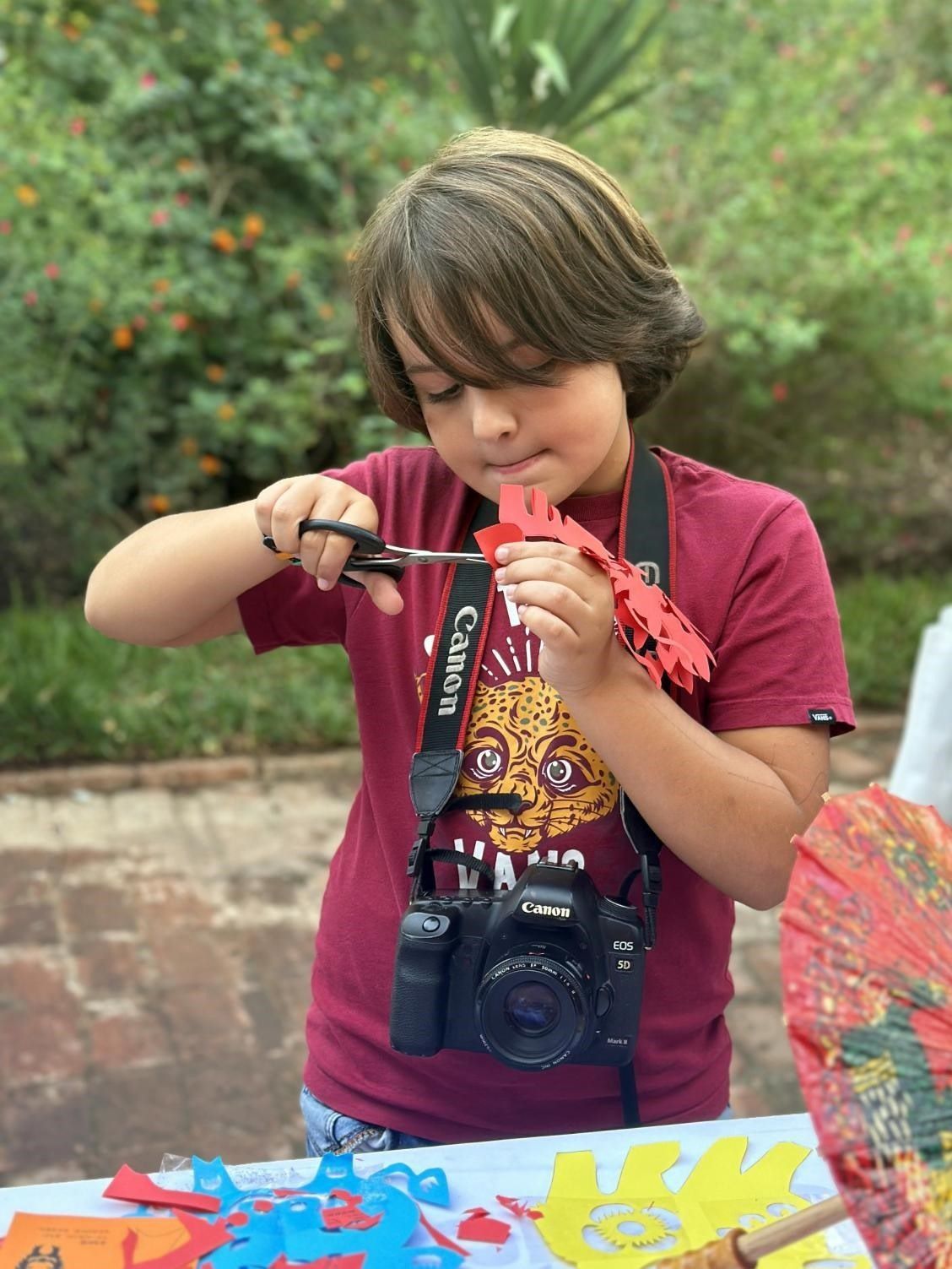 專心致志學(xué)剪紙。拉巴特中國(guó)文化中心供圖