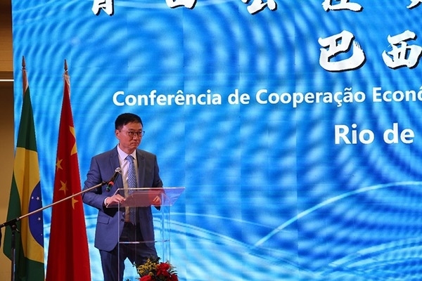 浙江省僑聯(lián)副主席兼巴西華人文化交流協(xié)會榮譽(yù)主席尹霄敏在活動現(xiàn)場致辭。人民網(wǎng)記者 陳海琪攝