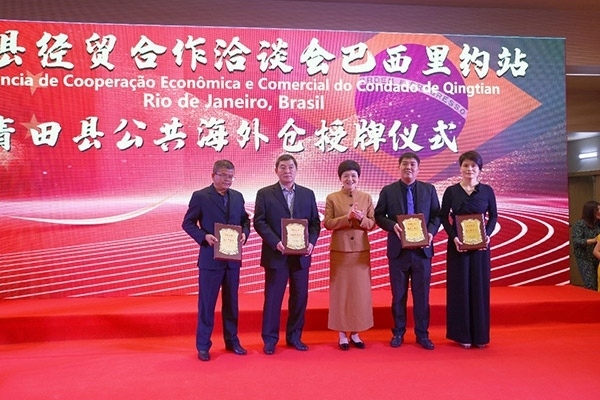 青田縣委書記林霞為公共海外倉授牌。人民網(wǎng)記者 陳海琪攝