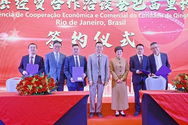 企業(yè)家在活動現(xiàn)場參與項目簽約儀式。人民網(wǎng)記者 陳海琪攝